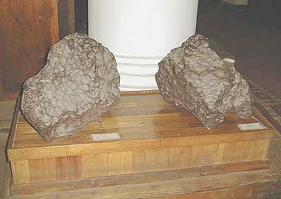 Подиум с метеоритами Гибеон (слева) и Сыромолотово(справа).