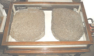 Витрина с метеоритом Палласово железо